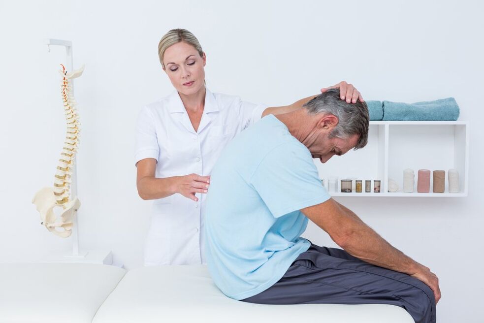 врач осматривает спину при остеохондрозе